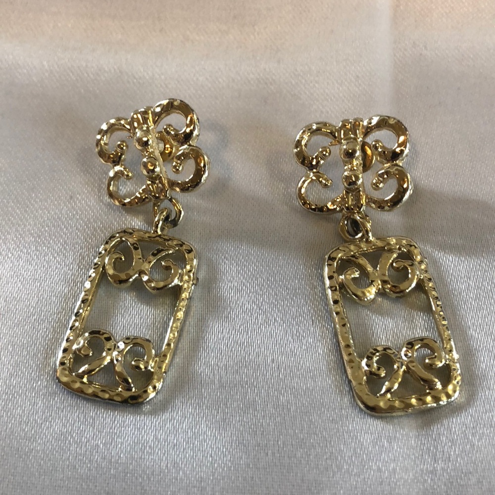 ✅ Gold Dangle Earrings